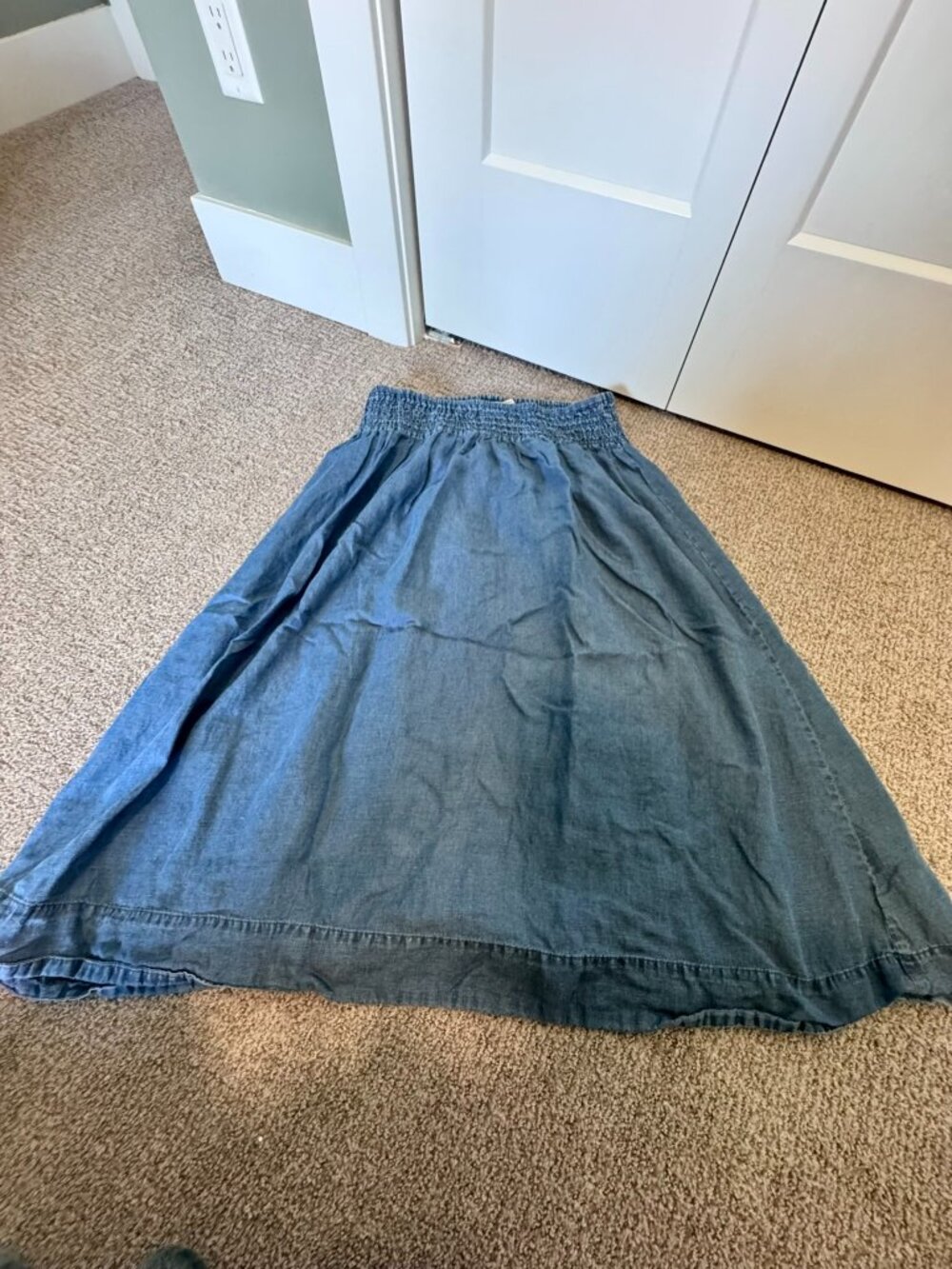 Women's Marine Layer Bea Chambray Midi Skirt - Picture 2 of 3